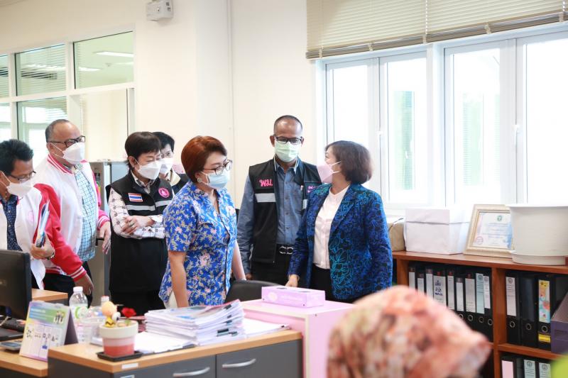 ปลัดพม.พร้อมด้วยผ�