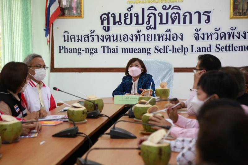 ปลัดพม.พร้อมด้วยค�