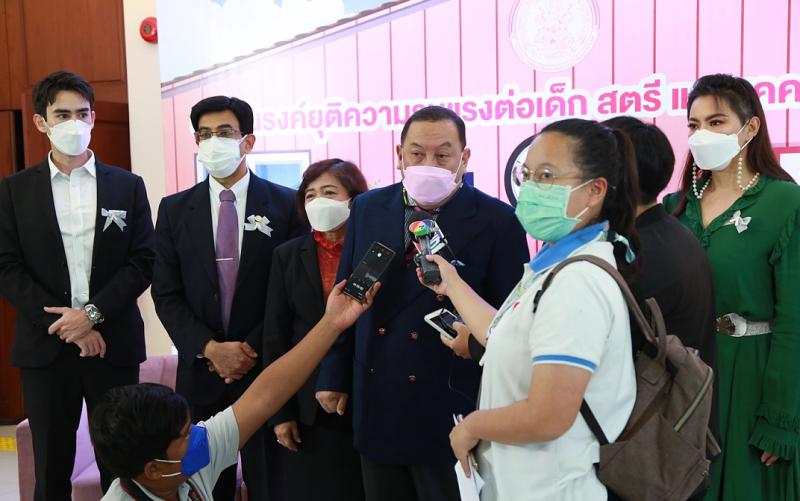 รมว.พม.ร่วมพูดคุยแ