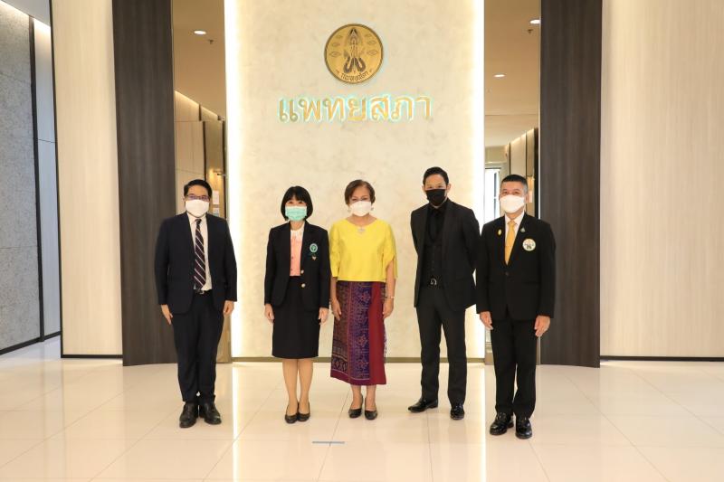 รองปลัดพม.รับมอบห�