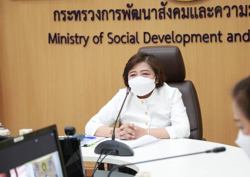 ปลัดพม.มอบกระเช้า�