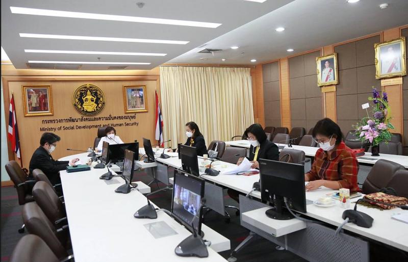 ปลัดพม.มอบกระเช้า�