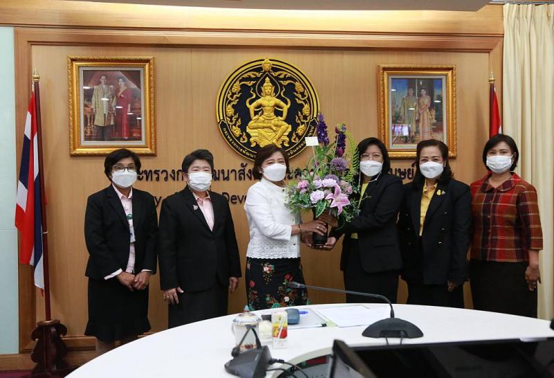 ปลัดพม.มอบกระเช้า�