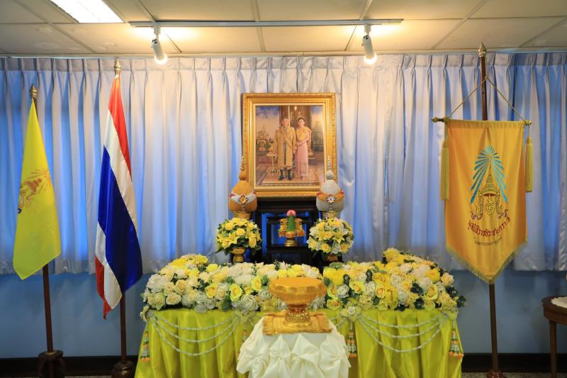 องคมนตรี พร้อมด้ว�