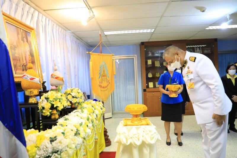 องคมนตรี พร้อมด้ว�