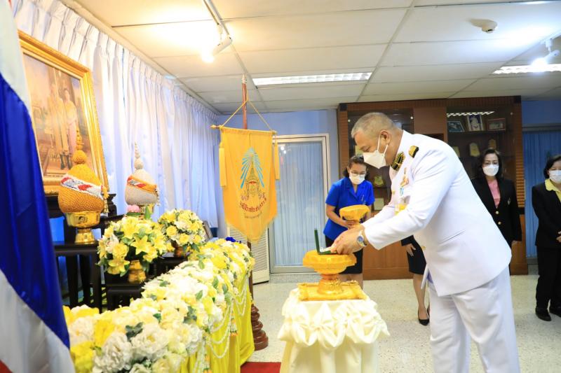 องคมนตรี พร้อมด้ว�