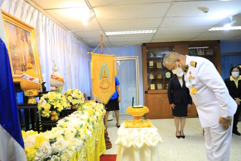 องคมนตรี พร้อมด้ว�