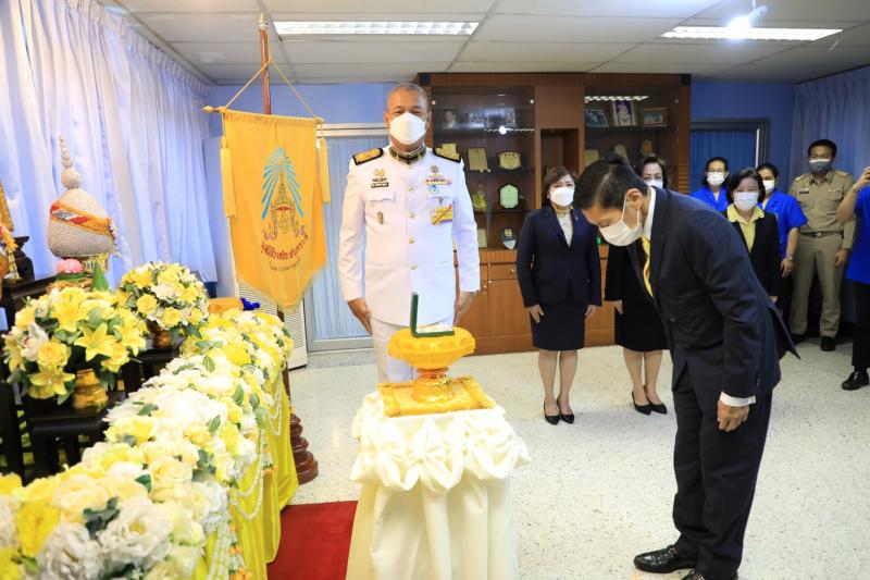 องคมนตรี พร้อมด้ว�