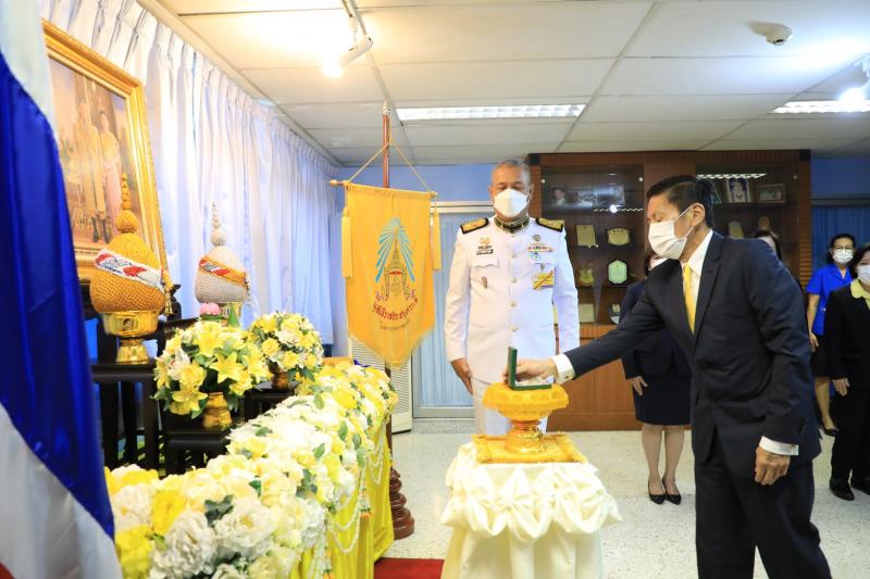 องคมนตรี พร้อมด้ว�