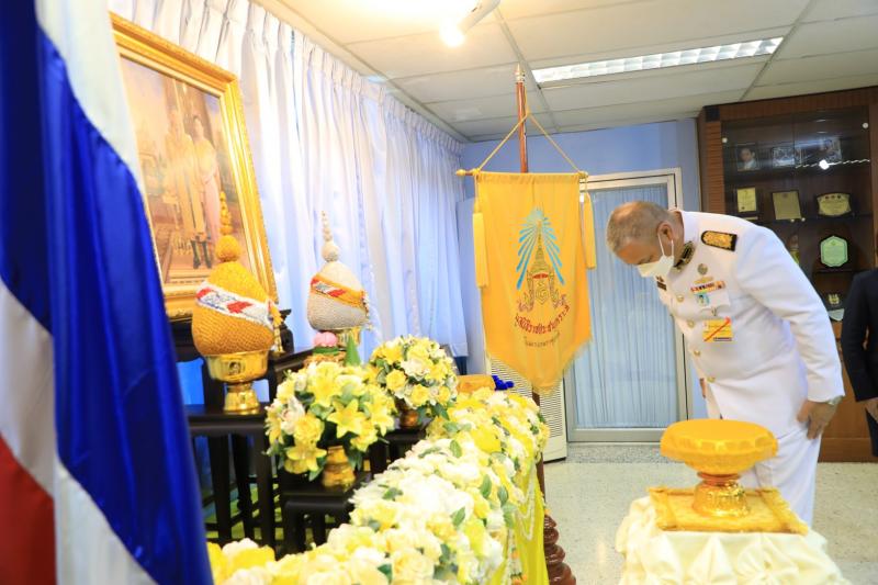 องคมนตรี พร้อมด้ว�