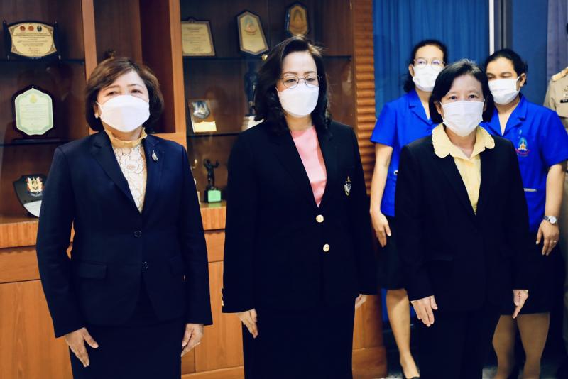 องคมนตรี พร้อมด้ว�