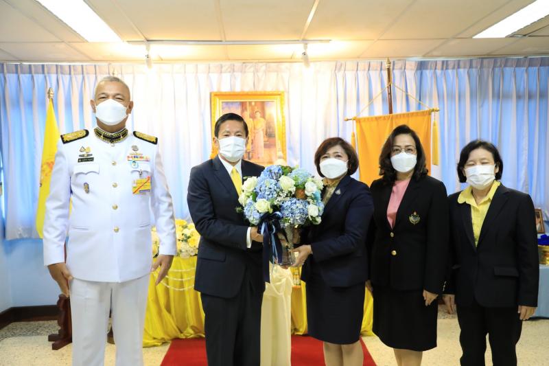 องคมนตรี พร้อมด้ว�