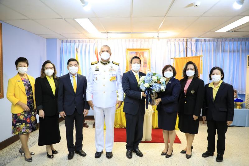 องคมนตรี พร้อมด้ว�