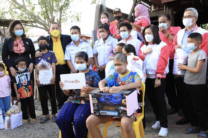 รมว.พม.พร้อมด้วยนา