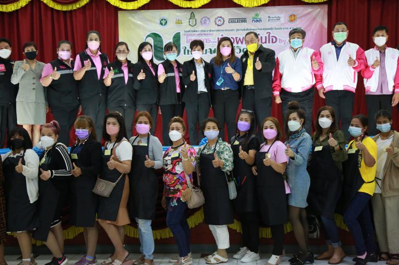 รมว.พม.พบปะเยี่ยมใ