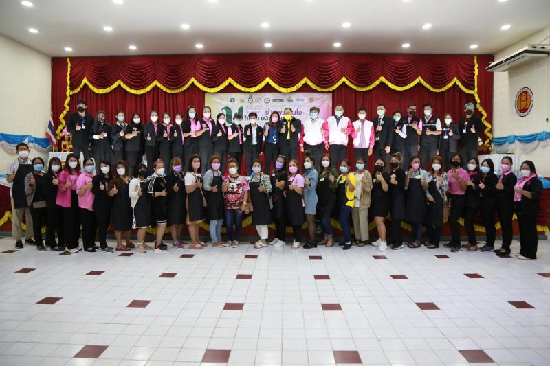 รมว.พม.พบปะเยี่ยมใ
