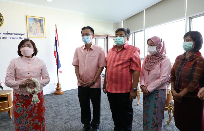 ปลัดพม.ให้ผู้บริห�