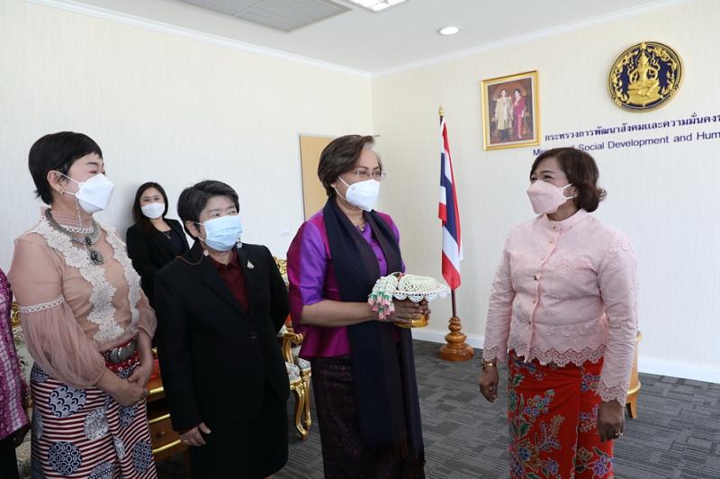 ปลัดพม.ให้ผู้บริห�