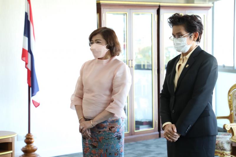 รมว.พม.พร้อมด้วยปล