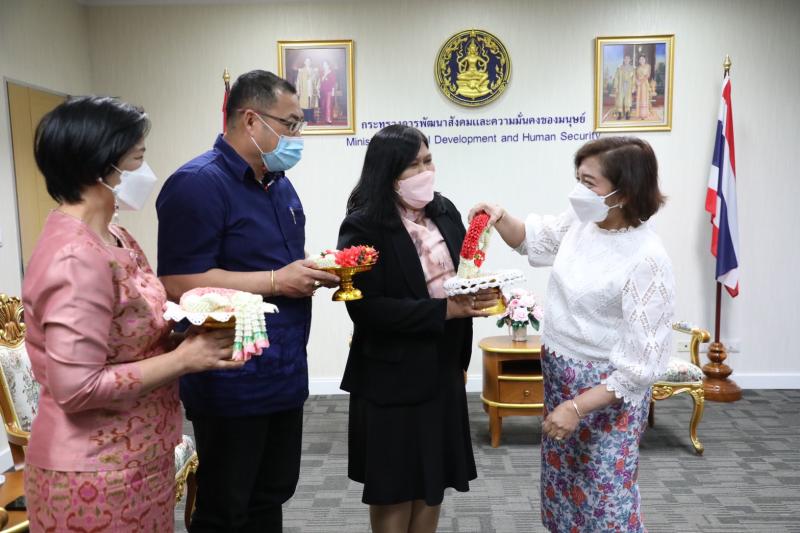 ปลัดพม.ให้ผู้บริห�