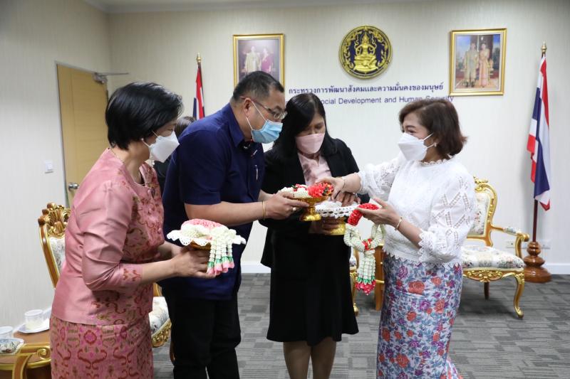 ปลัดพม.ให้ผู้บริห�