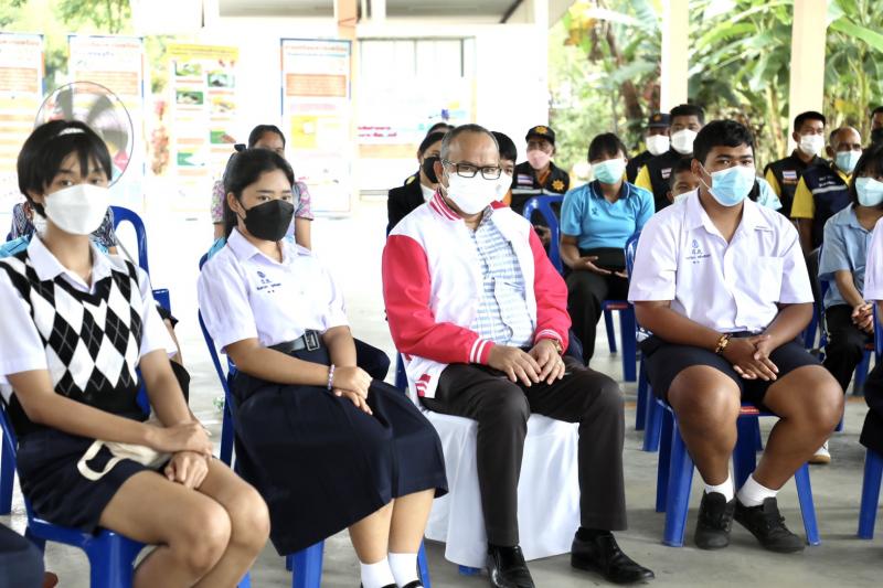 รมว.พม.พร้อมด้วยผู