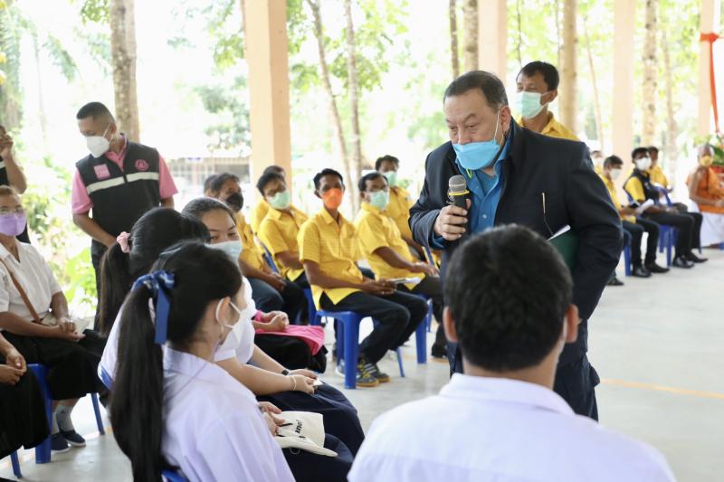 รมว.พม.พร้อมด้วยผู