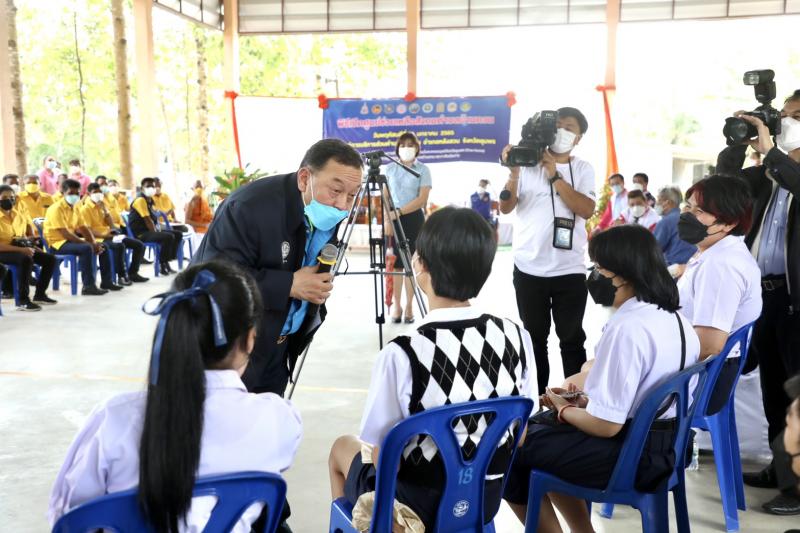 รมว.พม.พร้อมด้วยผู