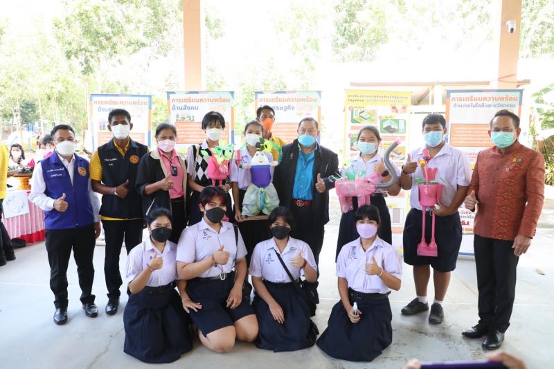รมว.พม.พร้อมด้วยผู