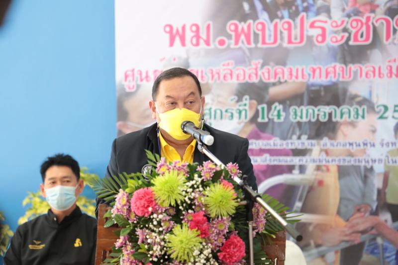 รมว.พม.พร้อมด้วยผู