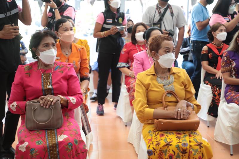 รมว.พม.พร้อมด้วยผู