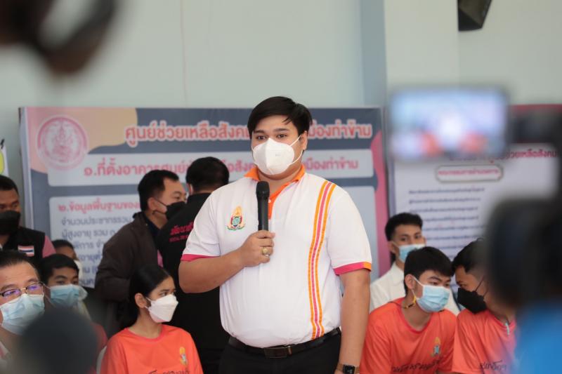 รมว.พม.พร้อมด้วยผู