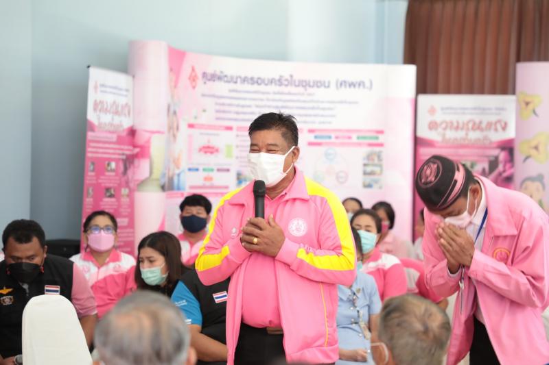 รมว.พม.พร้อมด้วยผู
