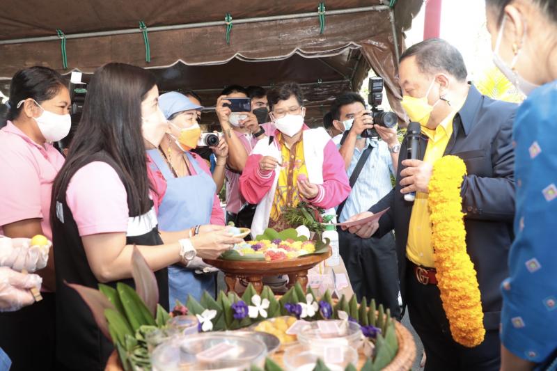 รมว.พม.พร้อมด้วยผู