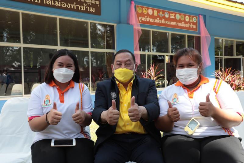 รมว.พม.พร้อมด้วยผู