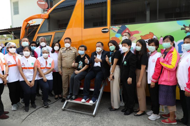 รมว.พม. พร้อมด้วยค�