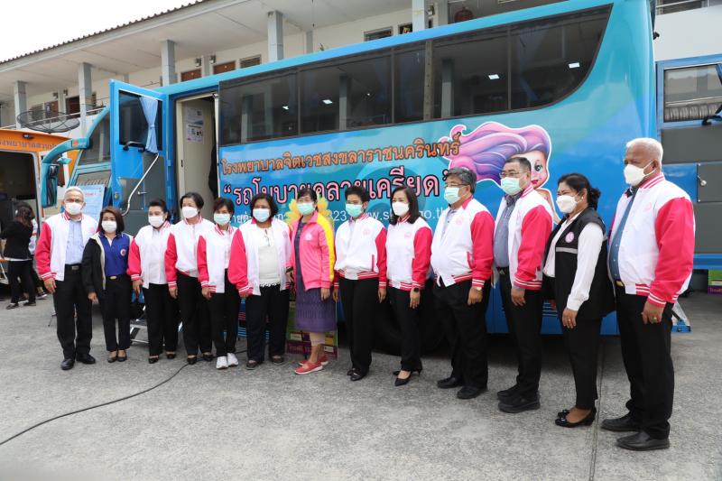 รมว.พม. พร้อมด้วยค�