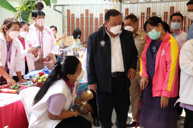 รมว.พม. พร้อมด้วยค�