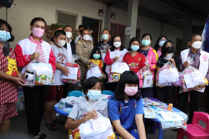 รมว.พม. พร้อมด้วยค�