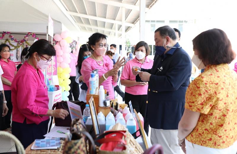 รมว.พม.รมว.พม.เป็นป�