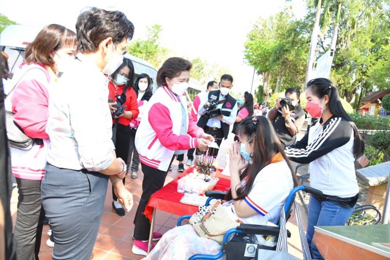 ปลัดพม.พร้อมด้วยผ�