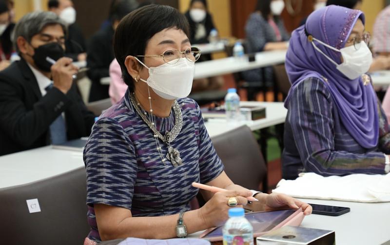 องคมนตรี กล่าวเปิ�