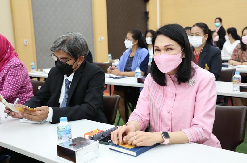 องคมนตรี กล่าวเปิ�