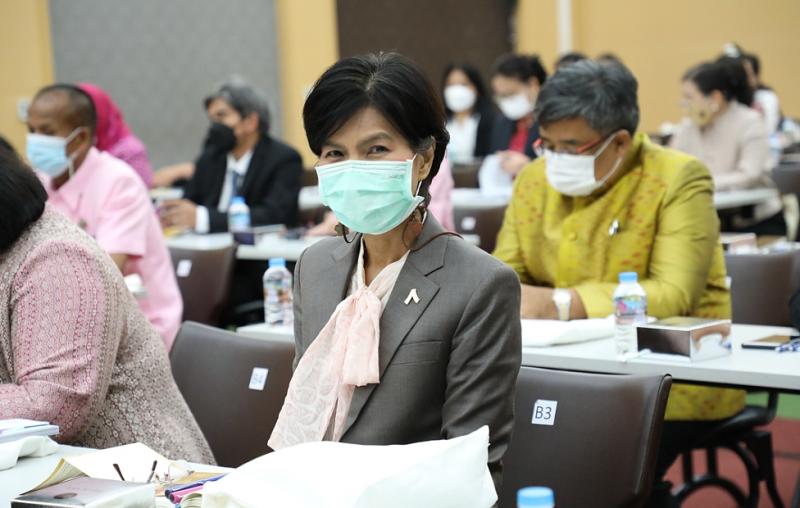 องคมนตรี กล่าวเปิ�