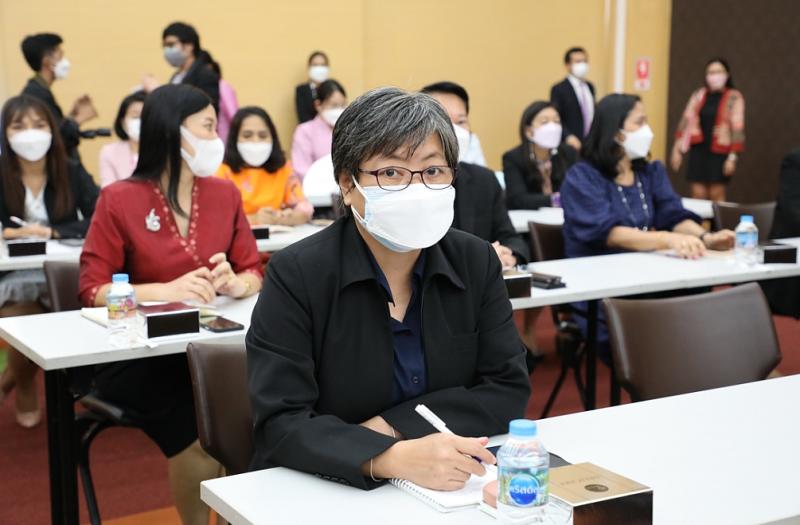 องคมนตรี กล่าวเปิ�