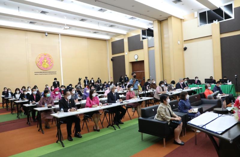องคมนตรี กล่าวเปิ�