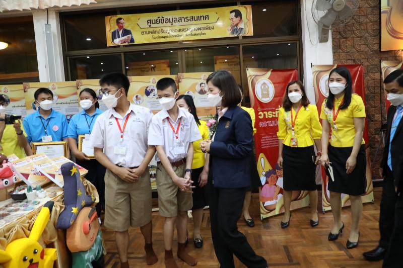 รมว.พม.พร้อมด้วยรม