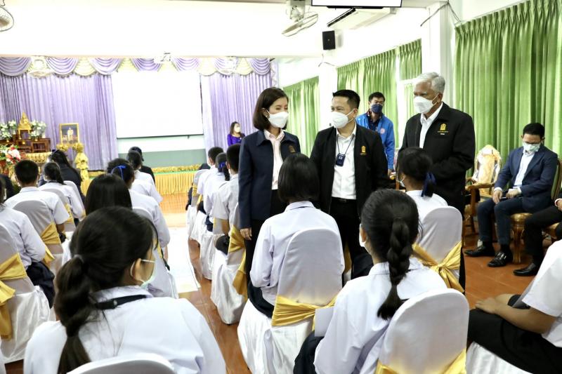 รมว.พม.พร้อมด้วยรม