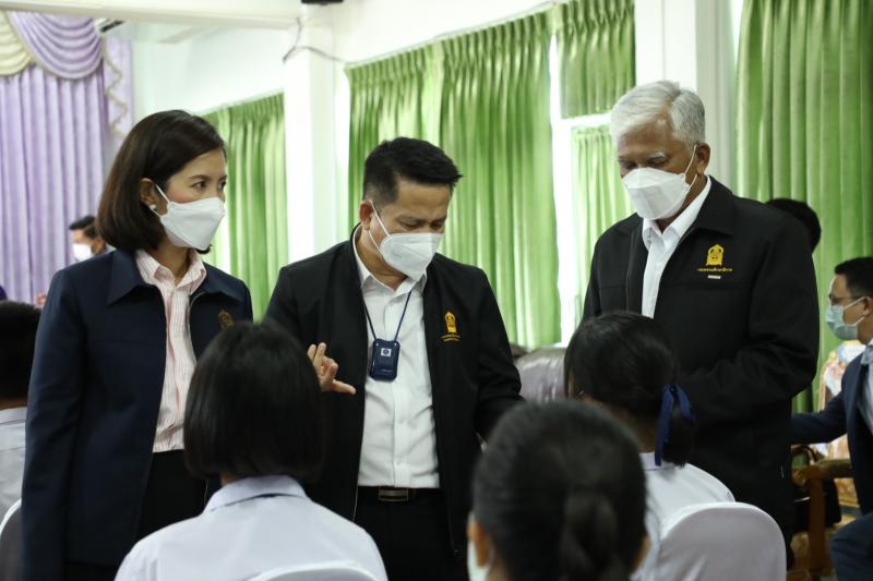 รมว.พม.พร้อมด้วยรม
