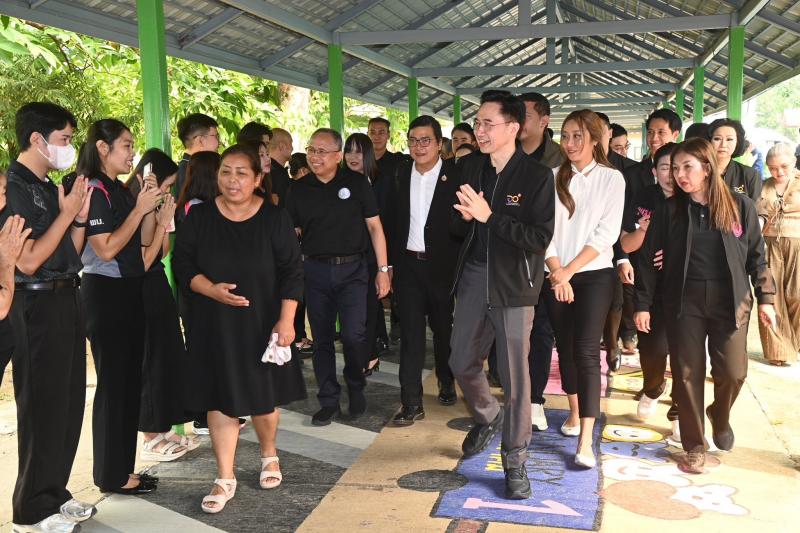รมว.พม. ลงพื้นที่จ�